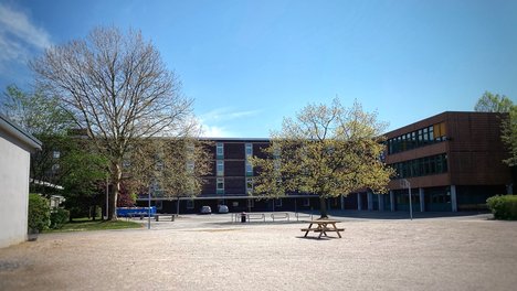 Friedensschule-Schulhof.jpg